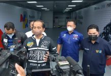 Usai Menjajal Sirkuit Mandalika, Presiden Temui Wartawan FOTO: Presiden Joko Widodo atau Jokowi saat menemui awak media lakukan sesi wawacara di Sirkuit Mandalika, di KEK Mandalika, Provinsi Nusa Tenggara Barat, Jumat, 12 November 2021.