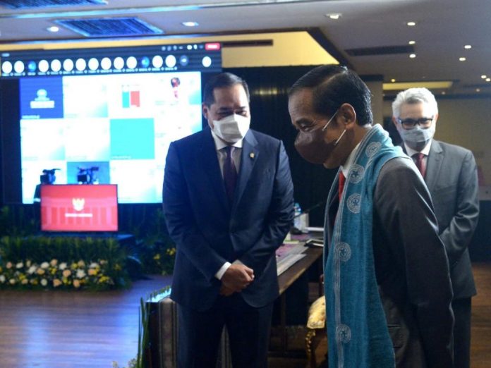 FOTO: Presiden Jokowi mengikuti KTT APEC dari Novotel Lombok Resort and Villa, Lombok, Provinsi Nusa Tenggara Barat, Jumat (12/11/2021). (Foto: BPMI Setpres/Kris)