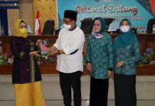 Ketua TP-PKK Bulukumba Paparkan Potensi Sektor Pariwisata Pada Kunjungan Studi Banding TP-PKK Sulbar FOTO: Kiri, Ketua TP-PKK Sulbar Andi Ruskati Ali Baal Masdar, Wabup Bulukumba Andi Edy Manaf didampingi Ketua TP-PKK Bulukumba Ira Kasuara bersama Wakil ketua Inas Utami Muchtar