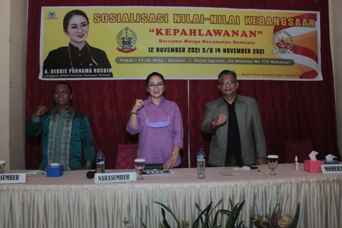 FOTO: Tengah Anggota DPRD Sulawesi Selatan, Andi Debbie Purnama Rusdin, Kanan  Dosen Ilmu Politik dan Ilmu Sosial Unismuh Makassar, Dr. Abdi hadir dan Kiri Taqwa Bahar (TB) Tokoh Muda mahasiswa program pascasarjana Universitas Hasanuddin Makassar. Sabtu, (13/11) 