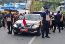 Hadiri Penutupan Papernas ke XVI, Presiden Jokowi Borong Tas Noken FOTO: Presiden Jokowi menghentikan kendaraannya di Pasar Noken Taman Imbi untuk membeli Noken dan kerajinan khas Papua. Sabtu (13/11/2021)