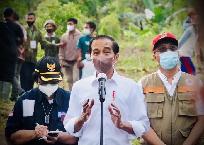 FOTO: Presiden Jokowi (Tengah) didampingi Menteri Lingkungan Hidup dan Kehutanan Siti Nurbaya Bakar dan Gubernur NTB Zulkieflimansyah. Penanaman pohon dilakukan di Kawasan Hutan Gunung Pepe, Kabupaten Lombok Tengah.