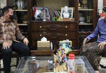 VIDEO: Bupati Pesawaran Temui Ganjar Pranowo, Beri Cinderamata Berupa Peci Papis FOTO: Bupati Pesawaran saat menemui Ganjar Pranowo, di rumah jabatan Gubernur Jateng, Beri Cinderamata Berupa Peci Papis