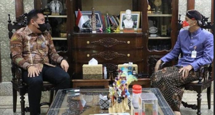 IMG-20211113-WA0053 FOTO: Bupati Pesawaran saat menemui Ganjar Pranowo, di rumah jabatan Gubernur Jateng, Beri Cinderamata Berupa Peci Papis