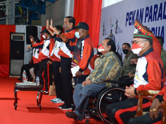 FOTO: Presiden Jokowi didampingi Menpora Zainudin Amali dan Gubernur Papua Lukas Enembe pada Penutupan Peparnas XVI Papua, di Stadion Mandala, Kota Jayapura. (Foto: Tangkapan Layar YouTube Sekretariat Presiden)