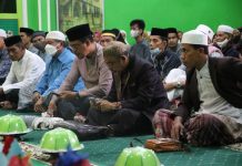 Wabup Edy Manaf Hadiri Maulid di Masjid Hayya Alal Falah FOTO: Wakil Bupati Bulukumba menghadiri peringatan Maulid Nabi Besar Muhammad SAW di Masjid Hayya Alal Falah Kampong Gadde Kelurahan Bentenge Kecamatan Ujung Bulu, Sabtu 13 November 2021 malam.