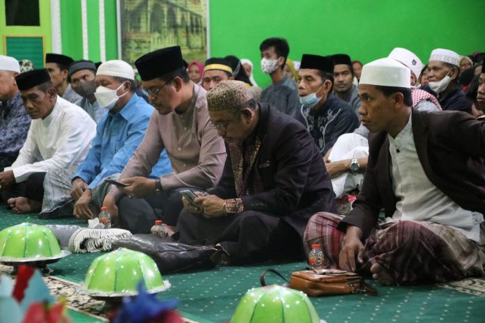 FOTO: Wakil Bupati Bulukumba menghadiri peringatan Maulid Nabi Besar Muhammad SAW di Masjid Hayya Alal Falah Kampong Gadde Kelurahan Bentenge Kecamatan Ujung Bulu, Sabtu 13 November 2021 malam.