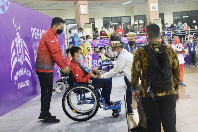 FOTO: Menko Polhukam Prof. Mahfud MD saat mengalungkan medali kepada atlit Peparnas [properti twitter]