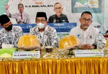 Tokoh Literasi Bedah Guru Inspirasi di PGRI Pinrang FOTO: Tokoh Literasi dan Sekjend Perkumpulan Penulis Profesional Indonesia Pusat Bachtiar Adnan Kusuma, tampil memukau di Bedah Buku Dr.H.Basri, S.Pd.M.Pd. Di HUT PGRI Kab Pinrang, Sabtu, (13/11)