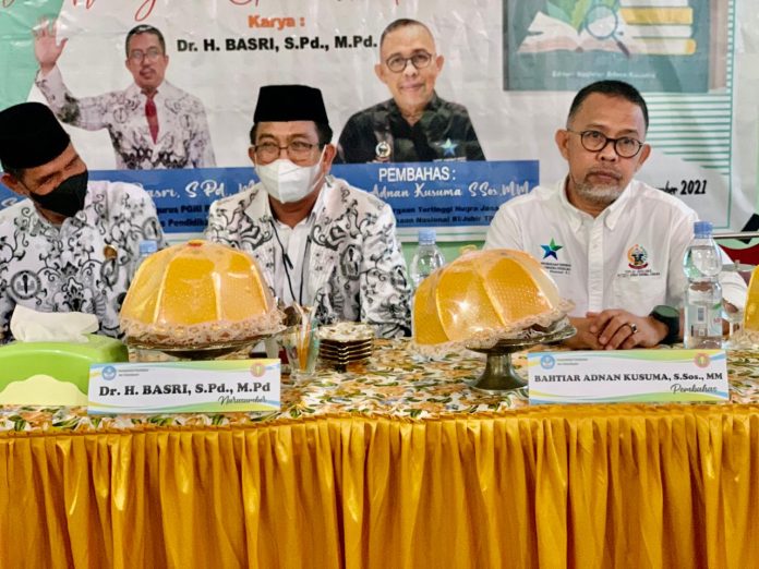 FOTO: Tokoh Literasi dan Sekjend Perkumpulan Penulis Profesional Indonesia Pusat Bachtiar Adnan Kusuma, tampil memukau di Bedah Buku Dr.H.Basri, S.Pd.M.Pd. Di HUT PGRI Kab Pinrang, Sabtu, (13/11)