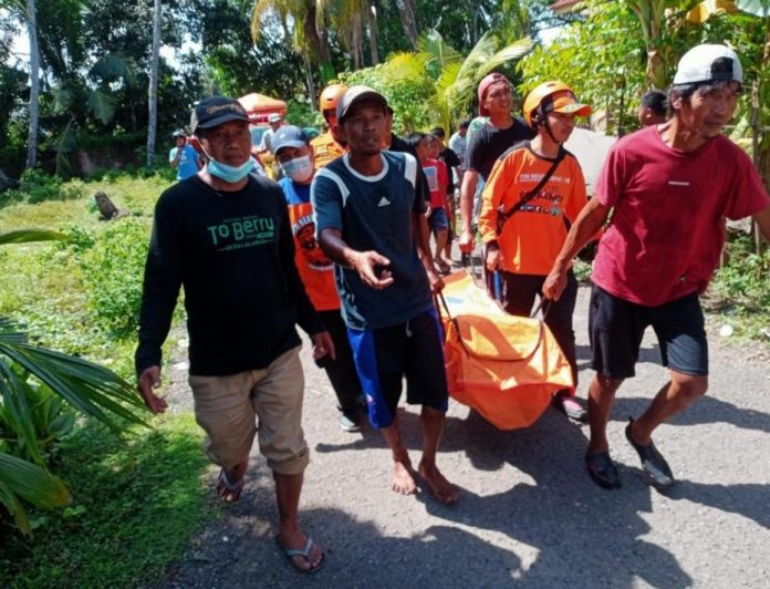 FOTO: Saat tim Badan Penanggulangan Bencana Daerah (BPBD) Kab. Barru mengevakuasi korban jiwa yang ditemukan tenggelam di bantaran Sungai Lajari, Tanete Rilau, Sabtu (13/11/2021). [Properti Humas Pemkab Barru]