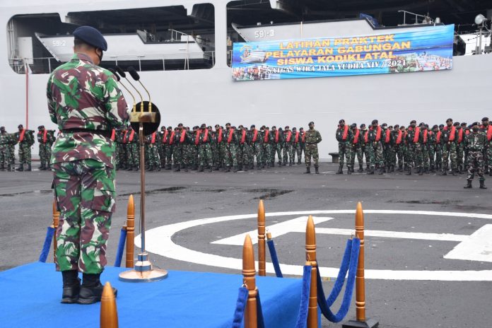 FOTO: Komandan Satuan Kapal Amfibi (Dansatfib) Koarmada II Kolonel Laut (P) Imam Purwanto, S.Pi memberikan pengarahan kepada Siswa Kodiklatal dalam rangka latihan praktek Wira Jala Yudha XIV/2021 bertempat di Dermaga Madura Mako Koarmada II, Ujung, Surabaya Minggu (14/11).