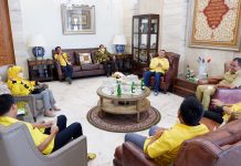 Appi Kembali Temui DP, Wahab Tahir: Silaturahim untuk Kepentingan Rakyat, Politik itu Bukan Benda Padat dia Cair FOTO: Ketua DPD II Golkar Makassar saat lakukan kunjungan silahturahmi politik di kediaman Walikota Makassar Jl. Amirullah Makassar. Senin, (15/11)