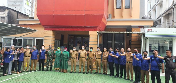 FOTO: Badan Kesatuan Bangsa dan Politik (BKBP) Kota Makassar, melakukan giat tes urine di kalangan ASN pada Kantor Kecamatan Ujung Pandang Makassar, Senin (15/11/2021).