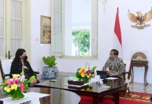 Terima Kunjungan Menlu Selandia Baru, Presiden Hadiahkan Tas Noken Papua FOTO: Presiden Joko Widodo menerima kunjungan Menlu Selandia Baru Nanaia Mahuta, di Istana Merdeka, Senin (15/11/2021) (Foto: BPMI Setpres/Muchlis Jr)