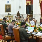 Tren Kasus Luar Jawa-Bali Terus Menurun, Airlangga: Tidak Ada Provinsi di Level Asesmen 3 dan 4 FOTO: Presiden Jokowi memimpin Ratas mengenai Evaluasi PPKM, Senin (15/11/2021) siang, di Istana Merdeka, Jakarta. (Foto: Humas Setkab/Agung)