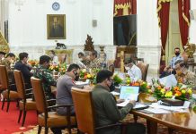 Tren Kasus Luar Jawa-Bali Terus Menurun, Airlangga: Tidak Ada Provinsi di Level Asesmen 3 dan 4 FOTO: Presiden Jokowi memimpin Ratas mengenai Evaluasi PPKM, Senin (15/11/2021) siang, di Istana Merdeka, Jakarta. (Foto: Humas Setkab/Agung)