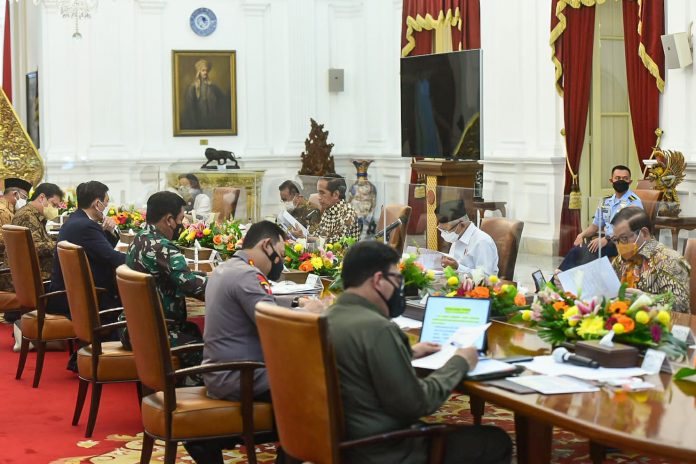 FOTO: Presiden Jokowi memimpin Ratas mengenai Evaluasi PPKM, Senin (15/11/2021) siang, di Istana Merdeka, Jakarta. (Foto: Humas Setkab/Agung)