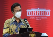 Tren Kasus COVID-19 Menurun, Presiden Jokowi Ingatkan Jajarannya Tetap Waspada FOTO: Menkes Budi Gunadi Sadikin dan Menko Perekonomian Airlangga Hartarto memberikan keterangan pers usai mengikuti Ratas mengenai Evaluasi PPKM, Senin (15/11/2021) siang, di Istana Merdeka, Jakarta. (Foto: Humas Setkab/Agung)