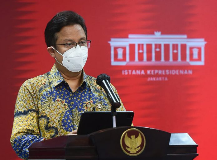 FOTO: Menkes Budi Gunadi Sadikin dan Menko Perekonomian Airlangga Hartarto memberikan keterangan pers usai mengikuti Ratas mengenai Evaluasi PPKM, Senin (15/11/2021) siang, di Istana Merdeka, Jakarta. (Foto: Humas Setkab/Agung)