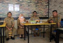 Bupati Andi Utta Coffee Morning Bersama OPD Bulukumba FOTO: Kanan Bupati H. Muchtar Ali Yusuf, Wabup H. Andi Edy Manaf, Pj Sekda Andi Misbawaty, Kepala BPKD Bulukumba, Andi Sufardiman saat kegiatan Coffee Morning di Warkop 45 bersama kepala OPD. Senin, (15/11)