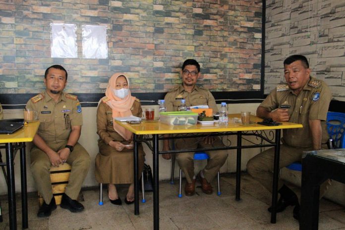 FOTO: Kanan Bupati H. Muchtar Ali Yusuf, Wabup H. Andi Edy Manaf, Pj Sekda Andi Misbawaty, Kepala BPKD Bulukumba, Andi Sufardiman saat kegiatan Coffee Morning di Warkop 45 bersama kepala OPD. Senin, (15/11)