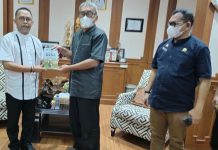 Amir Uskara, Syamril dan BAK Persembahkan Buku di Hari Guru, Imran Jauzi Apresiasi Tinggi FOTO: Plt.Kadisdik Sulsel Imran Jauzi, M.Pd. didampingi Sekdis Pendidikan Sulsel Hery Sumiharto menerima Buku Karya Dr.H.M.Amir Uskara dari Sekjend Penpro Pusat Bachtiar Adnan Kusuma