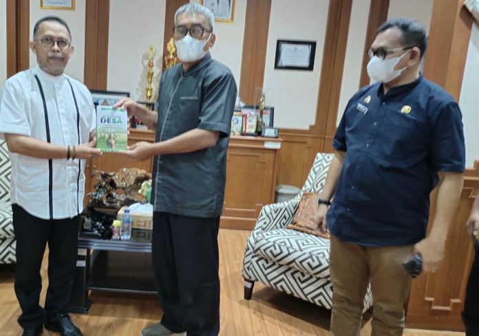 FOTO: Plt.Kadisdik Sulsel Imran Jauzi, M.Pd. didampingi Sekdis Pendidikan Sulsel Hery Sumiharto menerima Buku Karya Dr.H.M.Amir Uskara dari Sekjend Penpro Pusat Bachtiar Adnan Kusuma