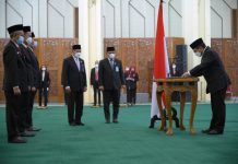Sekjen DPR RI Lantik Kepala Biro Pemberitaan Parlemen FOTO: Sekretaris Jenderal DPR RI Indra Iskandar melantik Indra Pahlevi sebagai Kepala Biro Pemberitaan Parlemen yang baru dan dua Pejabat Eselon IV, serta Enam Pejabat Fungsional di lingkungan Sekretariat Jenderal DPR RI, Senin (15/11/2021). Foto: Andri/Man