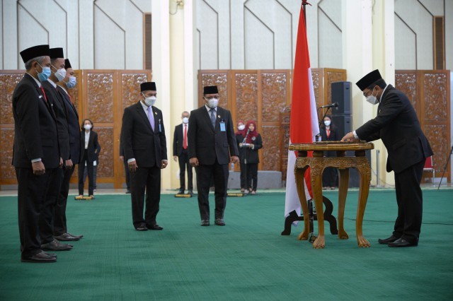 IMG-20211116-WA0048 FOTO: Sekretaris Jenderal DPR RI Indra Iskandar melantik Indra Pahlevi sebagai Kepala Biro Pemberitaan Parlemen yang baru dan dua Pejabat Eselon IV, serta Enam Pejabat Fungsional di lingkungan Sekretariat Jenderal DPR RI, Senin (15/11/2021). Foto: Andri/Man