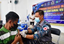Giliran Masyarakat Maritim Pulau Sumba Diserbu Vaksinator TNI AL Lantamal VII Kupang FOTO: TNI AL Lantamal VII Kupang melaksanakan vaksinasi bagi masyarakat yang ada di pulau-pulau terluar diwilayah Provinsi NTT,