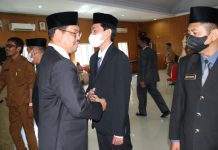 Nama Pejabat Administrator dan Pengawas Pemkab Bulukumba yang Dilantik, Ini Pesan Wabup Edy Manaf FOTO: Wabup H. A. Edy Manaf S.Sos saat memberi ucapan selamat ke salah satu pejabat Pemkab Bulukumba bertempat di Ruang Pola Kantor Bupati, selasa (16/11/2021).