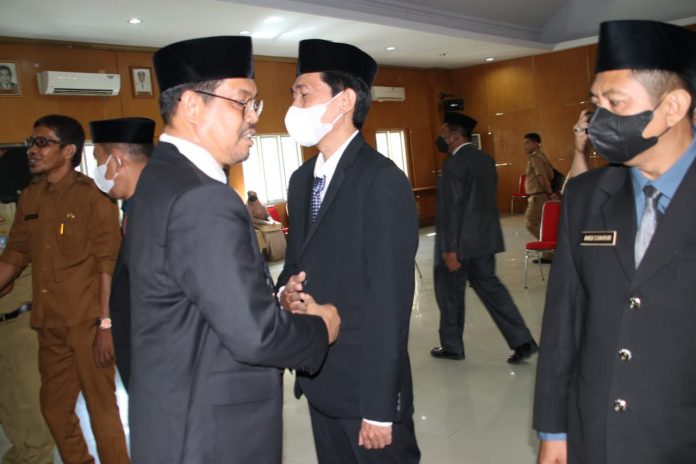 FOTO: Wabup H. A. Edy Manaf S.Sos saat memberi ucapan selamat ke salah satu pejabat Pemkab Bulukumba bertempat di Ruang Pola Kantor Bupati, selasa (16/11/2021).