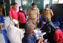 Wabup Edy Manaf Pantau Pelaksanaan Vaksinasi Di KSP Berkat FOTO: Wakil bupati Bulukumba H. Andi Edy Manaf bersama Ketua KSP Berkat Dr. H. Andi Makkasau turut menyaksikan pelaksanaan vaksinasi yang diselengarakan di halaman parkir belakang kantor KSP Berkat, selasa (16/11/2021).