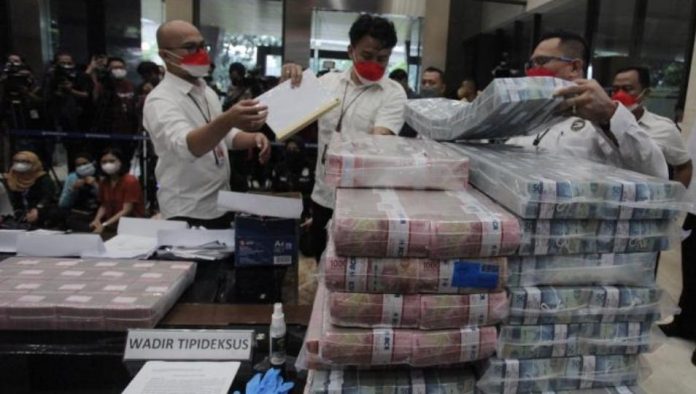 FOTO: Petugas menata barang bukti uang tunai kasus pinjaman online (pinjol) ilegal di gedung Bareskrim Polri, Jakarta, Senin, 25 Oktober 2021. ANTARA/Reno Esnir