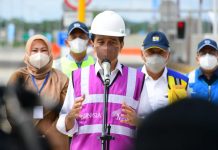 Presiden Jokowi Soal Banjir Sintang: Kita Harus Perbaiki Daerah Tangkapan Hujan FOTO: Presiden Jokowi memberikan keterangan pers usai meresmikan jalan tol Serang-Panimbang seksi I ruas Serang-Rangkasbitung, di Gerbang Tol Rangkasbitung, Lebak, Banten, Selasa (16/11/2021). (Foto: BPMI Setpres/Muchlis Jr)