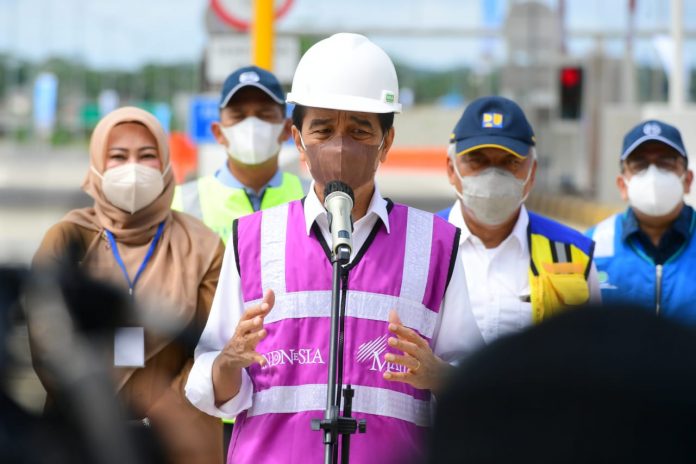 FOTO: Presiden Jokowi memberikan keterangan pers usai meresmikan jalan tol Serang-Panimbang seksi I ruas Serang-Rangkasbitung, di Gerbang Tol Rangkasbitung, Lebak, Banten, Selasa (16/11/2021). (Foto: BPMI Setpres/Muchlis Jr)