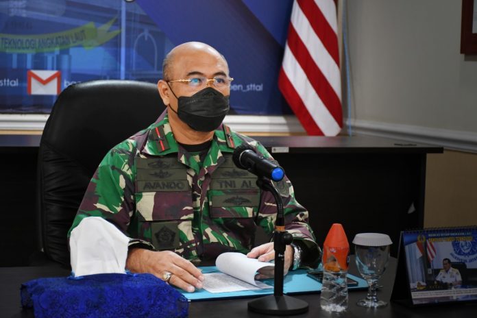 FOTO: Laksamana Pertama TNI Dr. Ir. Avando Bastari, M.Phil., M.Tr.Opsla memberi materi Desk Evaluasi Pelaksanaan Pembangunan Zona Integritas di Sekolah Tinggi Teknologi Angkatan Laut (STTAL) Kampus Bumimoro Krembangan Surabaya secara Daring Luring dengan tetap laksanakan Protokol Kesehatan. Selasa (16/11/2021).