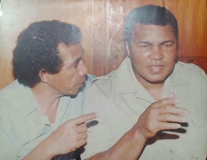 FOTO: Max Sopacua saat masih bertugas di TVRI, Mewawancarai langsung petinju legendaris Muhammad Ali