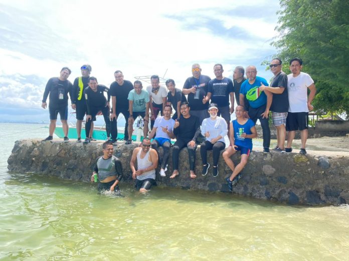 FOTO: Tim Liaison Officer (LO) ATM menggelar reuni di Pantai Samalona Makassar, Rabu (17/18/2021).