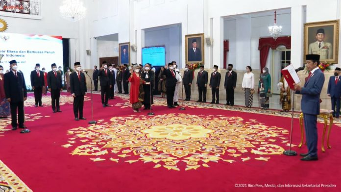 FOTO: Presiden RI Joko Widodo (Jokowi) melantik 12 Duta Besar Luar Biasa dan Berkuasa Penuh (Dubes LBBP) Republik Indonesia untuk negara sahabat, di Istana Negara, Jakarta, Rabu (17/11/2021) siang.