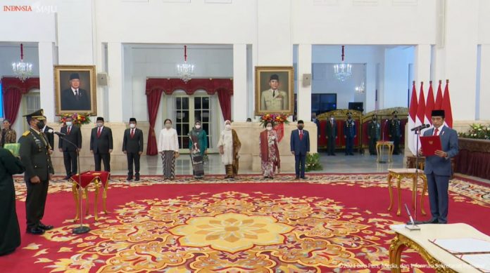 FOTO: Presiden RI Joko Widodo (Jokowi) melantik Jenderal Andika Perkasa sebagai Panglima TNI, Rabu (17/11/2021), di Istana Negara, Jakarta.