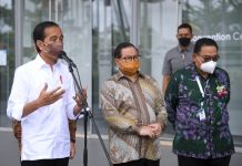 Kebijakan PPnBM Dongkrak Penjualan Otomotif Hingga Lebih Dari 60 Persen FOTO: Presiden Jokowi didampingi Seskab Pramono Anung memberikan keterangan pers usai meninjau pameran GIIAS, di ICE, BSD City, Tangerang, Banten, Rabu (17/11/2021) (Foto: BPMI Setpres/Lukas)