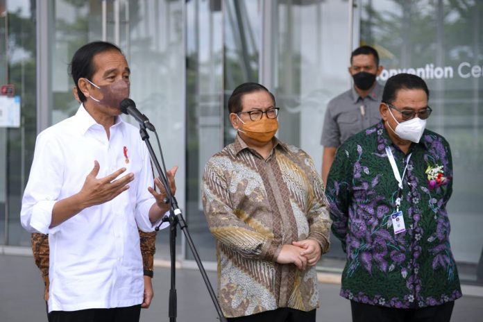 FOTO: Presiden Jokowi didampingi Seskab Pramono Anung memberikan keterangan pers usai meninjau pameran GIIAS, di ICE, BSD City, Tangerang, Banten, Rabu (17/11/2021) (Foto: BPMI Setpres/Lukas)