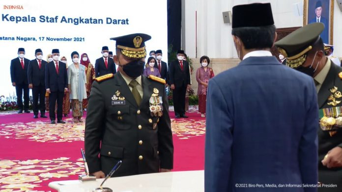 FOTO: Presiden RI Joko Widodo (Jokowi) melantik Panglima Komando Strategis Angkatan Darat (Pangkostrad) Letnan Jenderal (Letjen) TNI Dudung Abdurachman sebagai Kepala Staf TNI Angkatan Darat (KSAD), di Istana Negara, Jakarta, Rabu (17/11/2021).