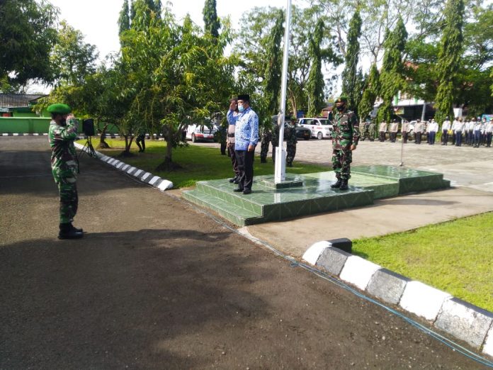 FOTO: Pemkab bersama Kodim 1411/Bukumba dan Polres Bulukumba menggelar Apel Gelar Pasukan dalam rangka antisipasi situasi bencana, Rabu (17/11/2021).