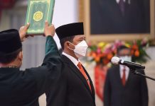 Presiden Lantik Kepala BNPB, Jokowi: Harus Segera Bekerja! FOTO: Pelantikan Kepala BNPB Suharyanto, Rabu (17/11/2021), di Istana Negara, Jakarta. (Foto: Humas Setkab/Agung)