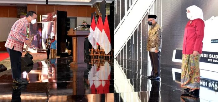 FOTO: Wapres Ma’ruf Amin saat menyerahkan Penghargaan Paramakarya Tahun 2021, di Puri Agung Convention Hall, Hotel Sahid, Jakarta Pusat, Kamis (18/11/2021). (Foto: BPMI Setwapres)