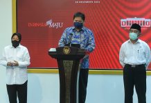 Pemerintah Targetkan Nol Persen Kemiskinan Ekstrem di Tahun 2024 FOTO: Menko Perekonomian Airlangga Hartarto bersama Menko PMK Muhadjir Effendy dan Mensos Tri Rismaharini memberikan keterangan pers usai Ratas Penanganan Kemiskinan Ekstrem, Kamis (18/11/2021), di Kantor Presiden, Jakarta. (Foto: Humas Setkab/Agung)