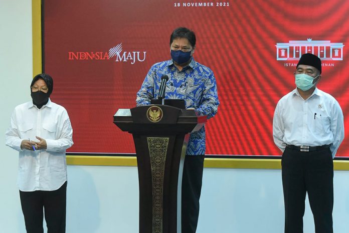 FOTO: Menko Perekonomian Airlangga Hartarto bersama Menko PMK Muhadjir Effendy dan Mensos Tri Rismaharini memberikan keterangan pers usai Ratas Penanganan Kemiskinan Ekstrem, Kamis (18/11/2021), di Kantor Presiden, Jakarta. (Foto: Humas Setkab/Agung)